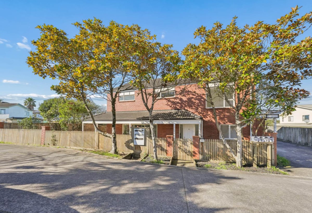 Solid Brick Affordable Beauty, 4 beds 2.5 baths home with double garage, 1.1 km to Waitakere College, 1/23 Charlenne Close, Ranui, Auckland