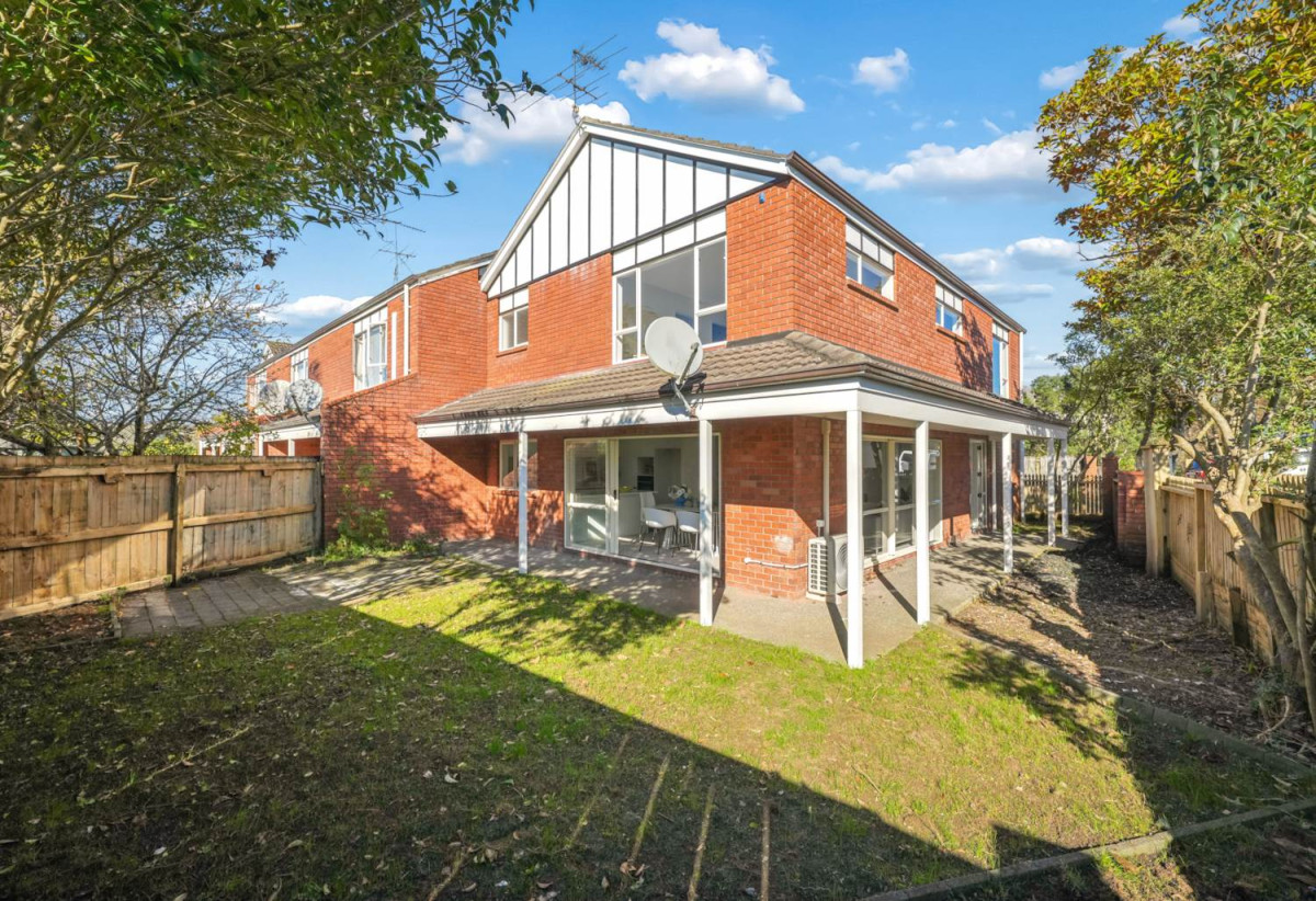 Solid Brick Affordable Beauty, 4 beds 2.5 baths home with double garage, 1.1 km to Waitakere College, 1/23 Charlenne Close, Ranui, Auckland