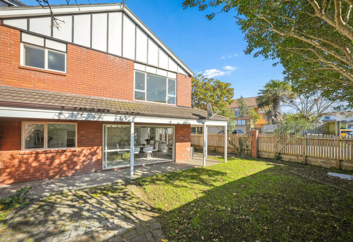 Solid Brick Affordable Beauty, 4 beds 2.5 baths home with double garage, 1.1 km to Waitakere College, 1/23 Charlenne Close, Ranui, Auckland