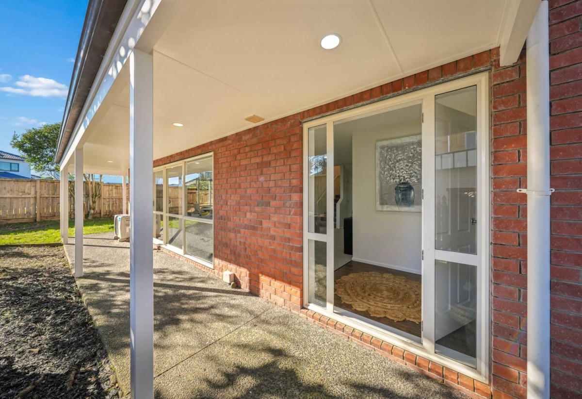 Solid Brick Affordable Beauty, 4 beds 2.5 baths home with double garage, 1.1 km to Waitakere College, 1/23 Charlenne Close, Ranui, Auckland