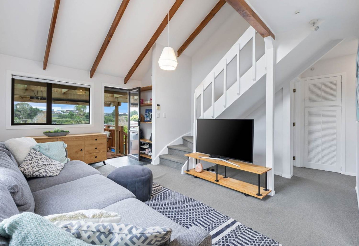 Standalone 2 beds (1 ensuite) 2 baths house with carport, 78B Vodanovich Road, Te Atatu South, Auckland