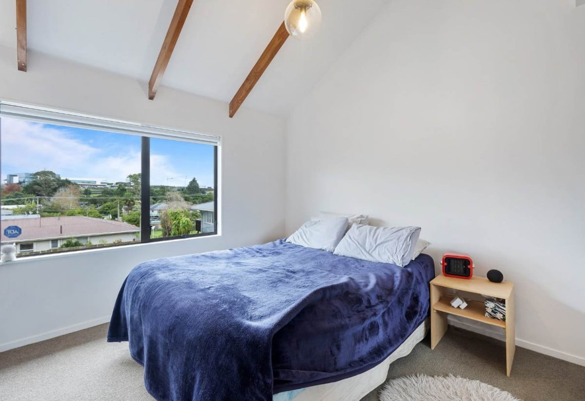 Standalone 2 beds (1 ensuite) 2 baths house with carport, 78B Vodanovich Road, Te Atatu South, Auckland