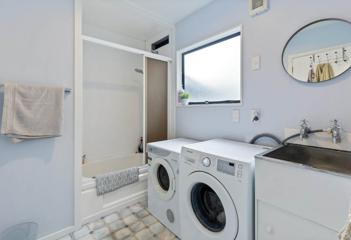 Standalone 2 beds (1 ensuite) 2 baths house with carport, 78B Vodanovich Road, Te Atatu South, Auckland