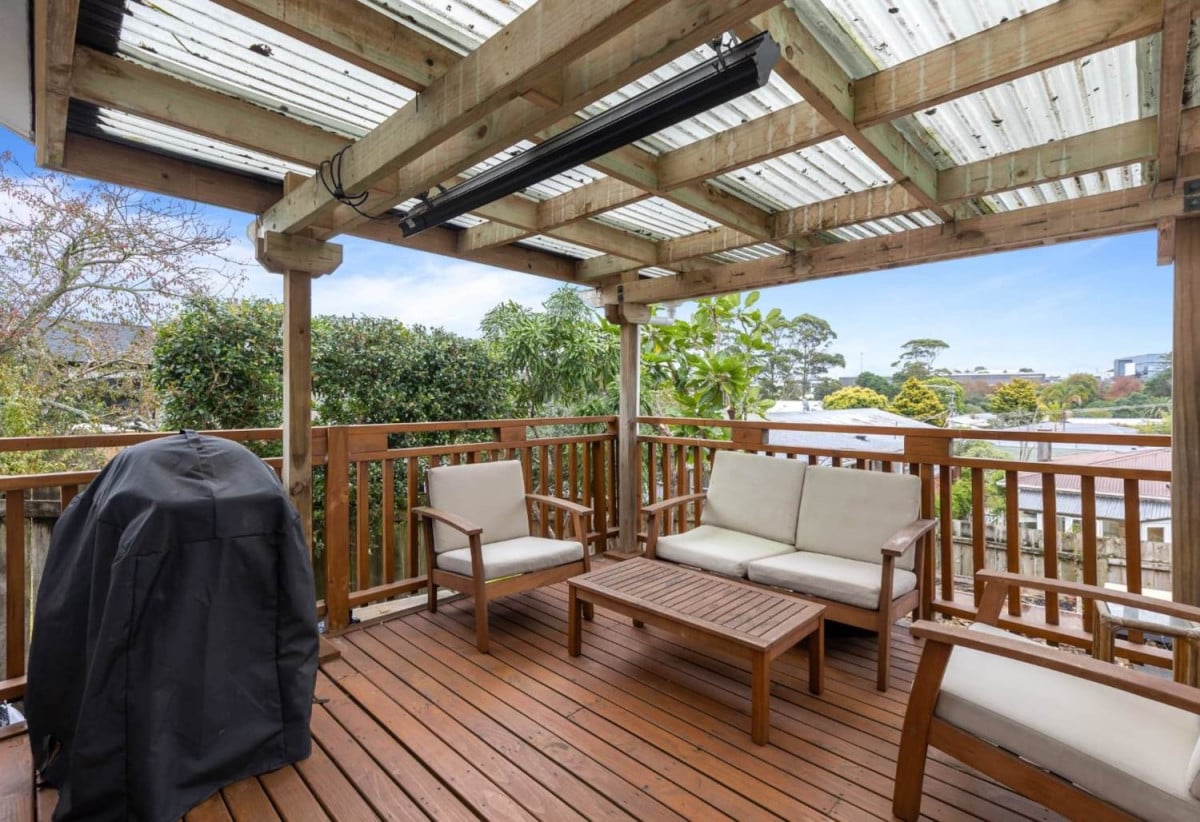 Standalone 2 beds (1 ensuite) 2 baths house with carport, 78B Vodanovich Road, Te Atatu South, Auckland