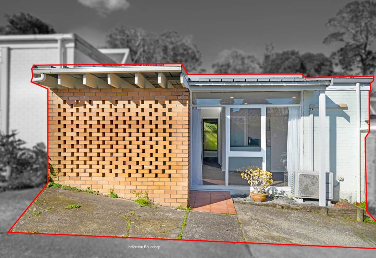 Renovated 2 beds 1 bath home with car park, 0.6 km to Lynfield College, 3/20 Orcades Place, Lynfield, Auckland