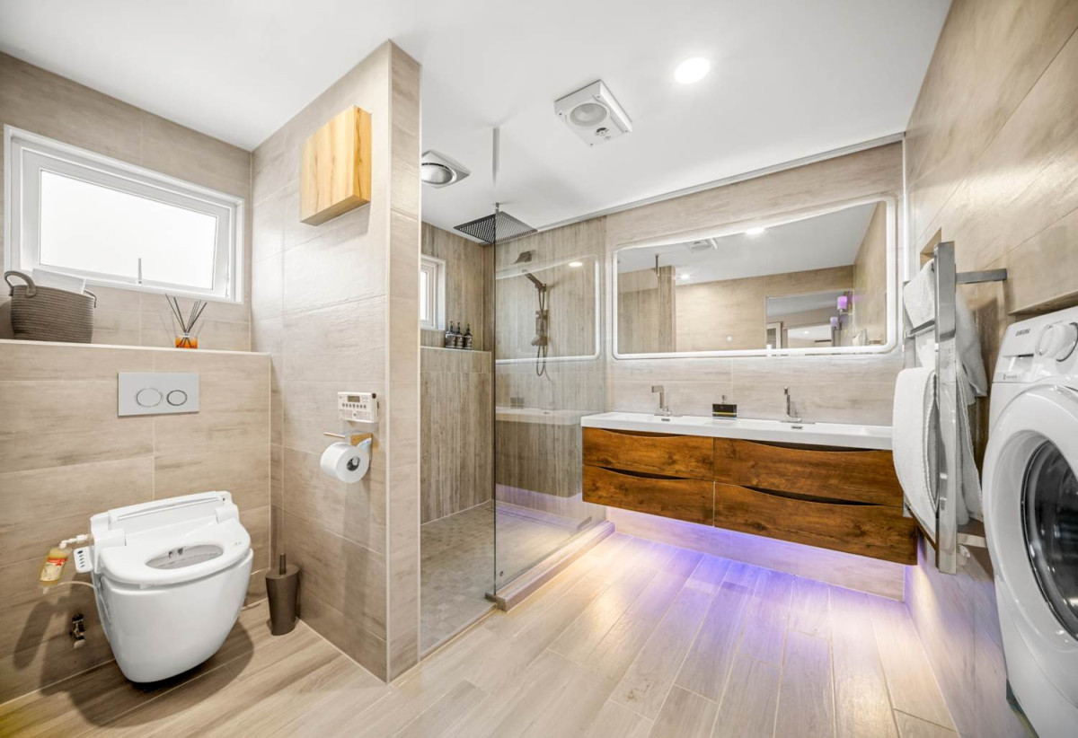 209m2 Renovated 4 beds 2 baths house with carport, upstairs 3 beds 1 bath kitchen living with central heating, Downstairs 1 bed 1 bath kitchenette a heat pump and its own slider entrance, 128A Kohimarama Road, Kohimarama, Auckland