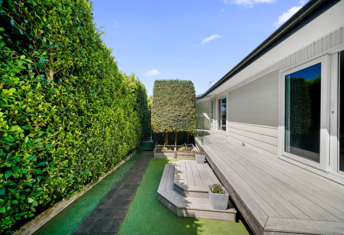209m2 Renovated 4 beds 2 baths house with carport, upstairs 3 beds 1 bath kitchen living with central heating, Downstairs 1 bed 1 bath kitchenette a heat pump and its own slider entrance, 128A Kohimarama Road, Kohimarama, Auckland