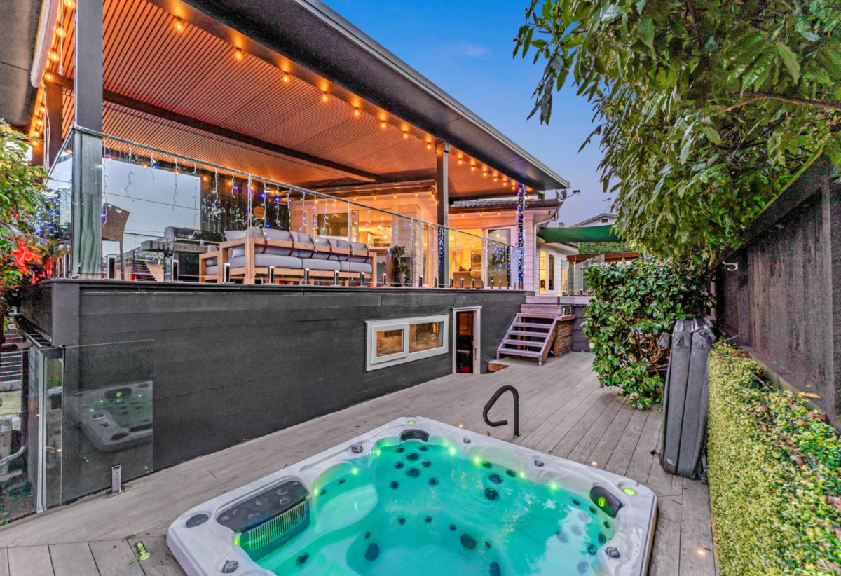 209m2 Renovated 4 beds 2 baths house with carport, upstairs 3 beds 1 bath kitchen living with central heating, Downstairs 1 bed 1 bath kitchenette a heat pump and its own slider entrance, 128A Kohimarama Road, Kohimarama, Auckland