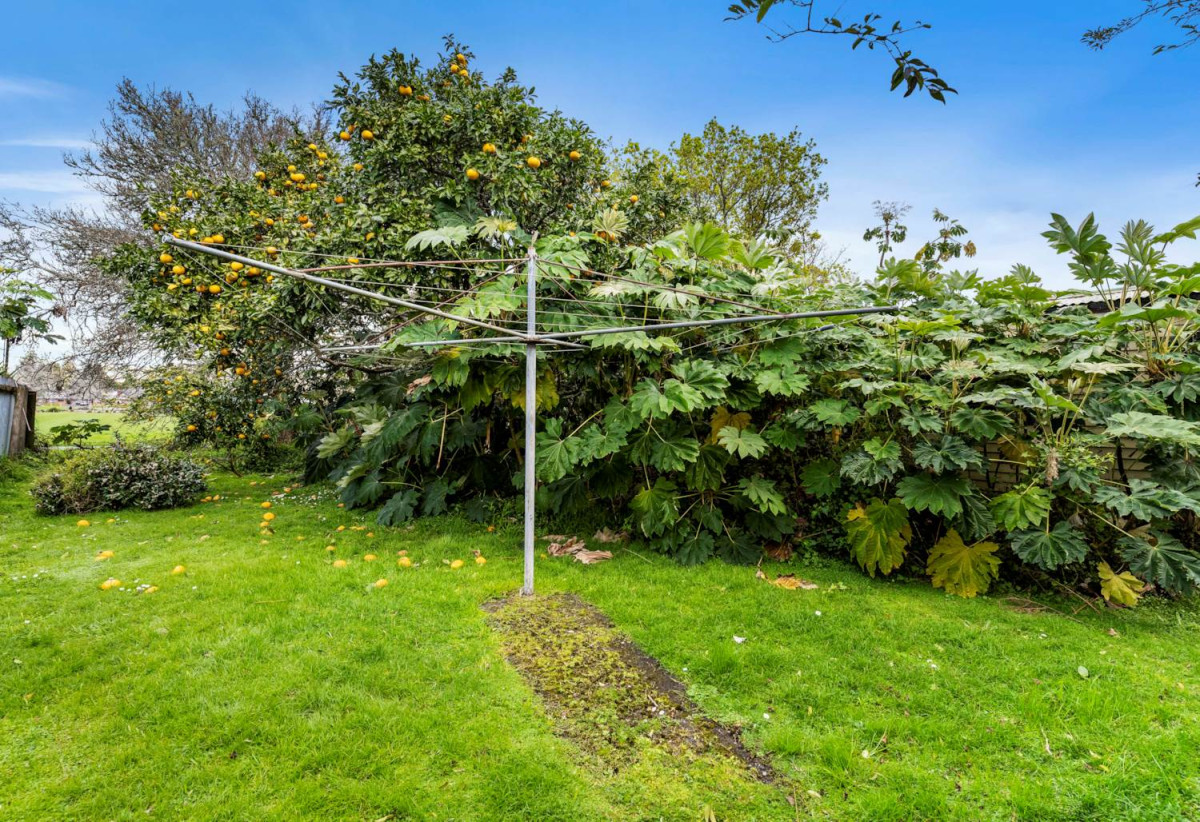 905m2 section with RC approved for eight-unit townhouse, 3 beds 2 baths house with garage, 498 Swanson Road, Ranui, Auckland