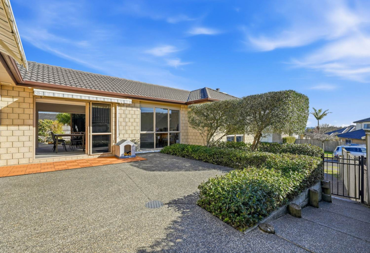 517m2 section, Brick and tile 5 beds 2 baths house with double garage, 0.4 km to Ormiston Junior College, 61 Salford Crescent, Flat Bush, Auckland