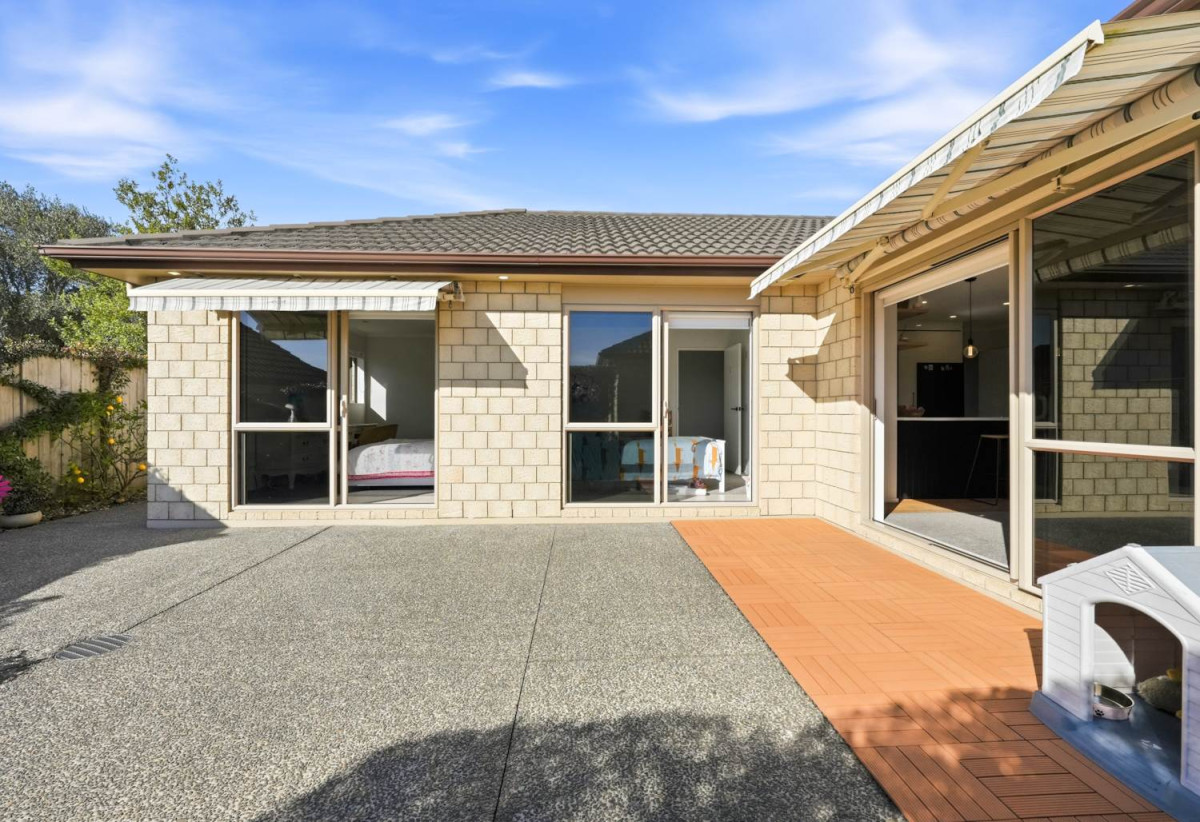 517m2 section, Brick and tile 5 beds 2 baths house with double garage, 0.4 km to Ormiston Junior College, 61 Salford Crescent, Flat Bush, Auckland