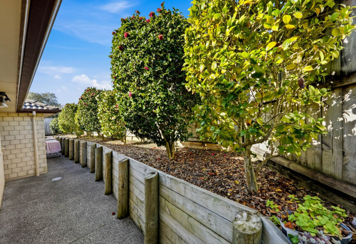 517m2 section, Brick and tile 5 beds 2 baths house with double garage, 0.4 km to Ormiston Junior College, 61 Salford Crescent, Flat Bush, Auckland