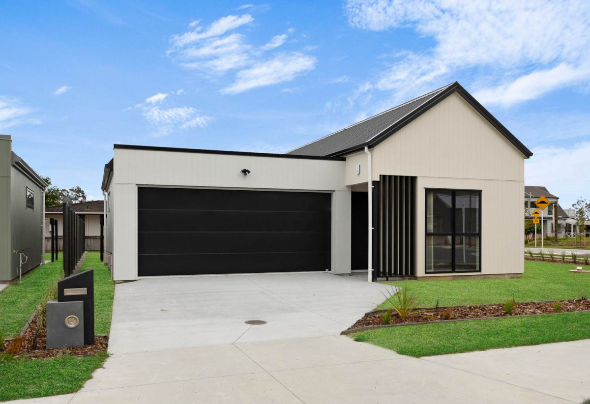 Coastal Living with Modern Comfort, 596m2 section, 3 beds 2 baths house with double garage, 104 Mataikokako Loop, Kawakawa Bay, Auckland