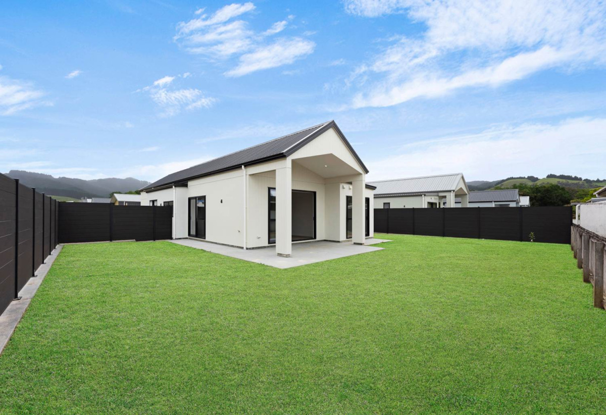 Coastal Living with Modern Comfort, 596m2 section, 3 beds 2 baths house with double garage, 104 Mataikokako Loop, Kawakawa Bay, Auckland