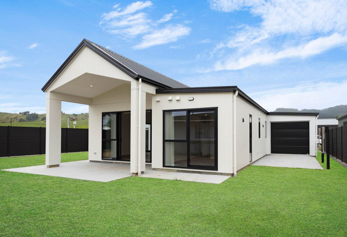 Coastal Living with Modern Comfort, 596m2 section, 3 beds 2 baths house with double garage, 104 Mataikokako Loop, Kawakawa Bay, Auckland