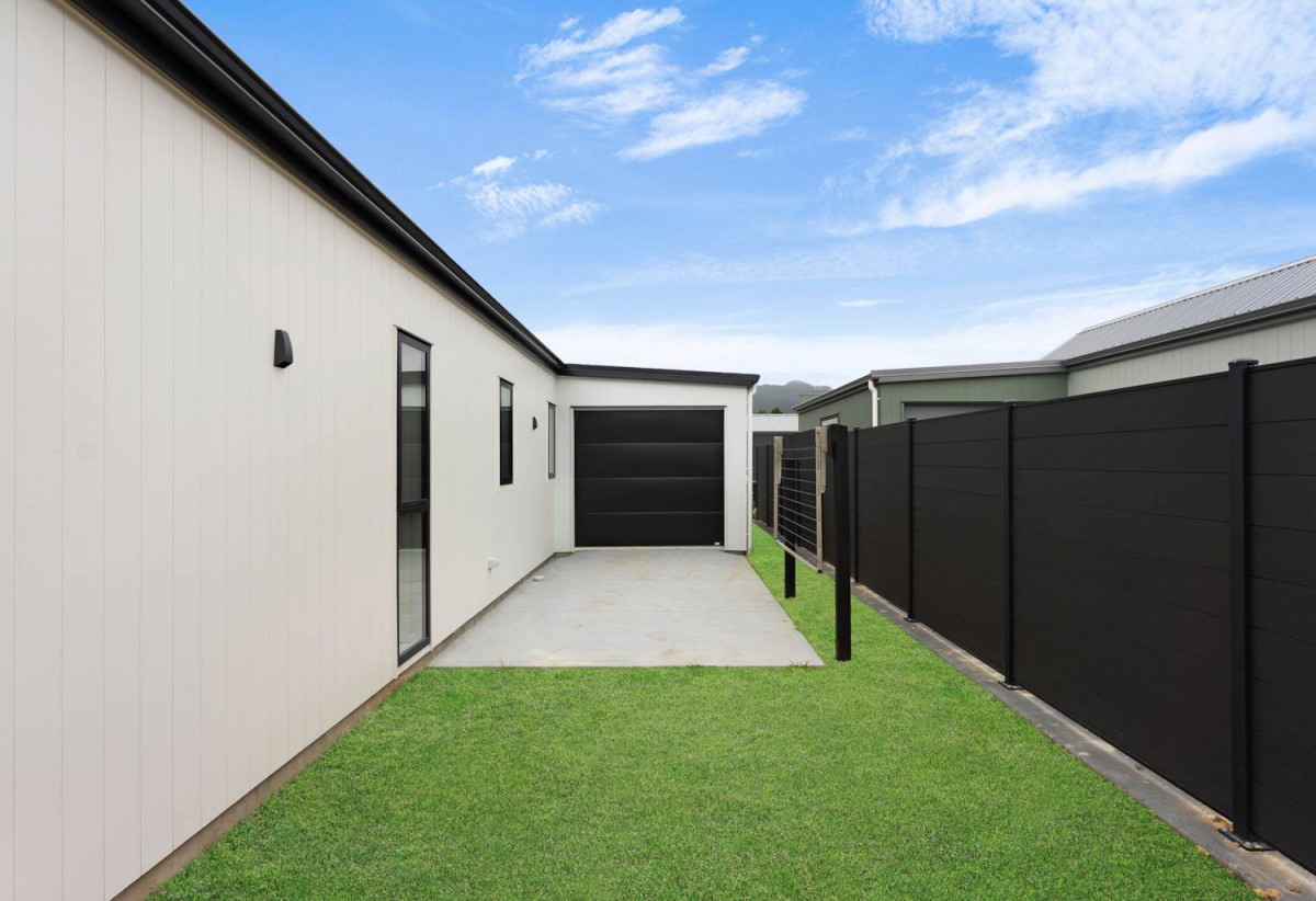 Coastal Living with Modern Comfort, 596m2 section, 3 beds 2 baths house with double garage, 104 Mataikokako Loop, Kawakawa Bay, Auckland