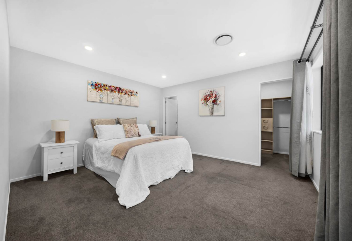 2 kitchens, 305m2 Brick and tile 6 beds (4 ensuites) 5.5 baths house with double garage and 2 beds granny, 1.8 km to Ormiston Junior College, 10 Demeter Street, Flat Bush, Auckland