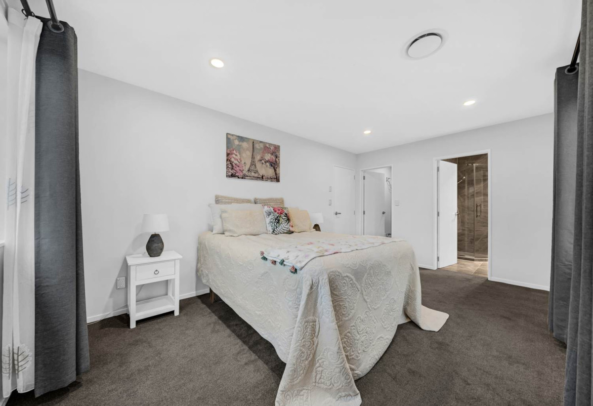 2 kitchens, 305m2 Brick and tile 6 beds (4 ensuites) 5.5 baths house with double garage and 2 beds granny, 1.8 km to Ormiston Junior College, 10 Demeter Street, Flat Bush, Auckland