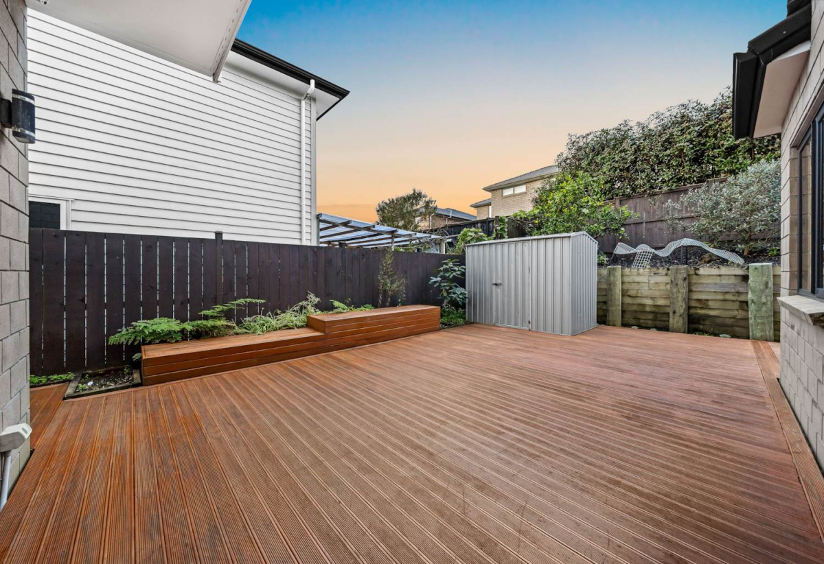 2 kitchens, 305m2 Brick and tile 6 beds (4 ensuites) 5.5 baths house with double garage and 2 beds granny, 1.8 km to Ormiston Junior College, 10 Demeter Street, Flat Bush, Auckland
