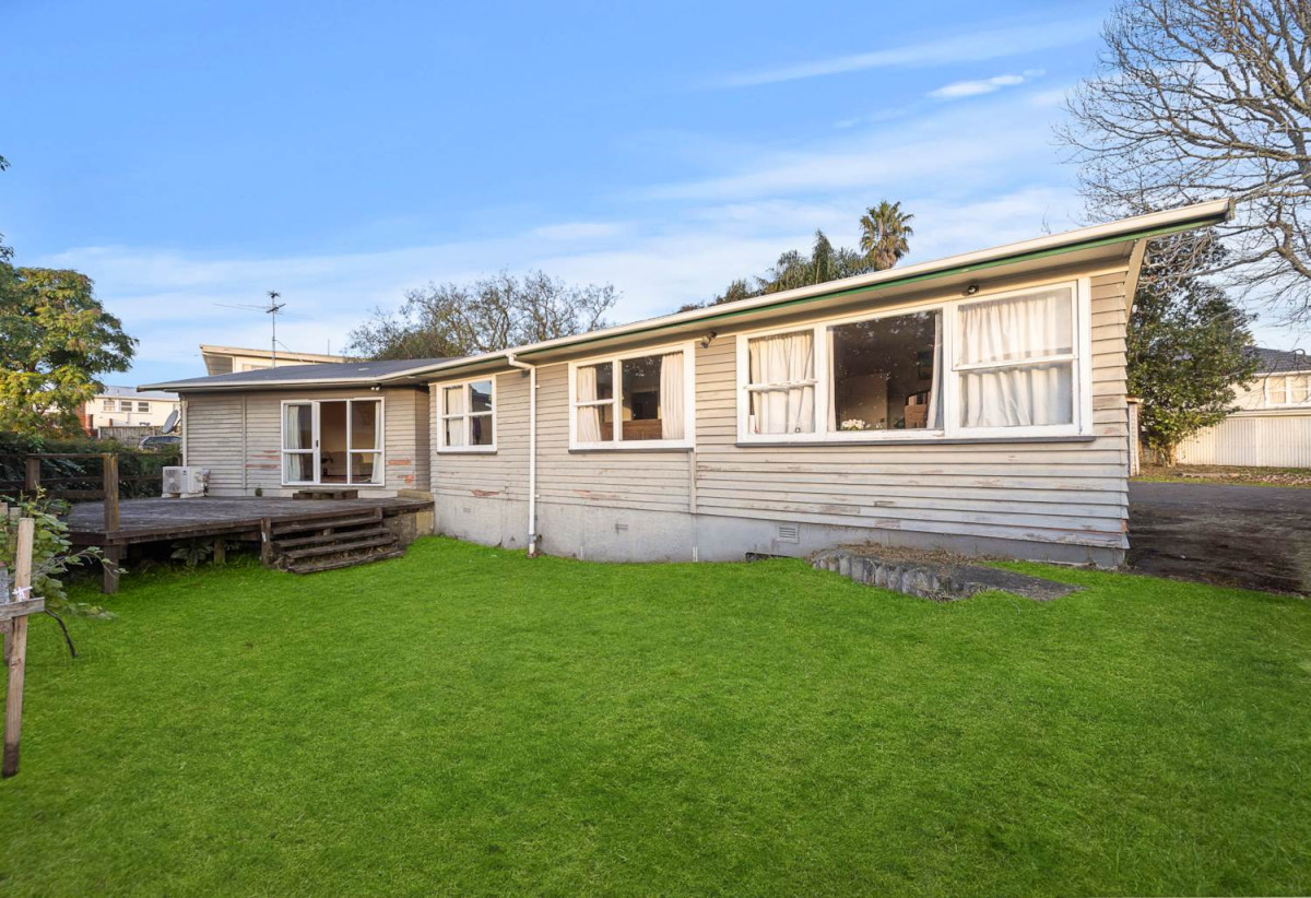 1133m2 section, 4 beds 2 baths house with carport and standalone garage, 97 Panorama Road, Mt Wellington, Auckland