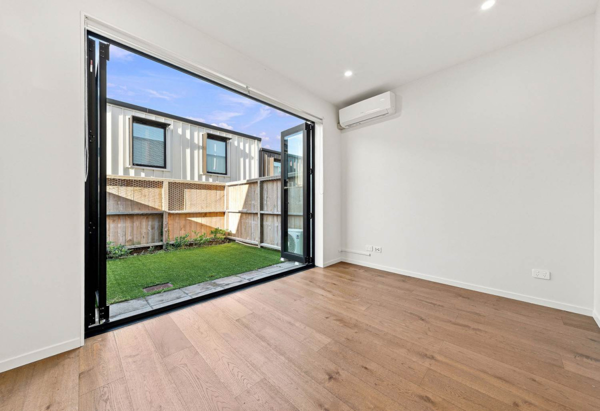 Auckland Girls’ Grammar School zone, Solidly constructed with rendered brick, 2 beds (2 ensuites) 2.5 bath home with car park, 22 Hadlow Terrace, Grey Lynn, Auckland