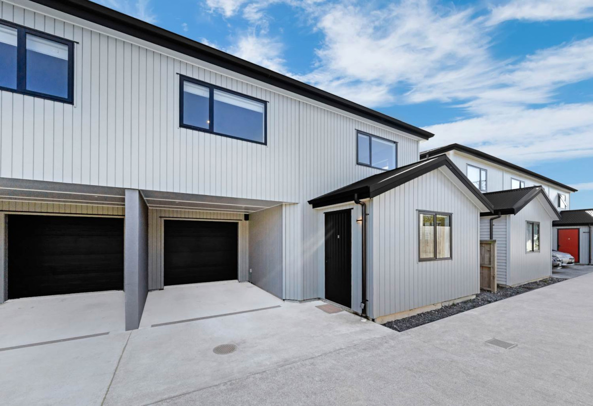 134m2 Freehold 3 beds + study area 2.5 baths duplex home with garage, No bodycorp or Residential Society fees, 7C Walsall Street, Avondale, Auckland