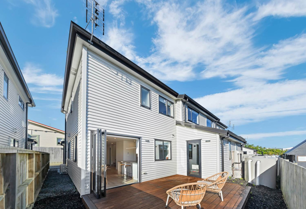 134m2 Freehold 3 beds + study area 2.5 baths duplex home with garage, No bodycorp or Residential Society fees, 7C Walsall Street, Avondale, Auckland