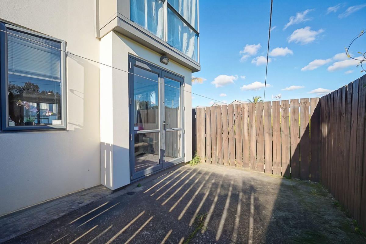 71sqm (Council) 2-storey, 2-bedroom + study, townhouse with 2-carparks in Mt Wellington, Currently tenanted (periodically) for $560/week, 47/51 Ireland Road, Mount Wellington, Auckland