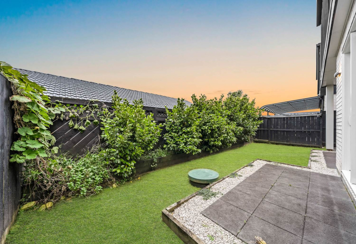 Zoned for BBI & Macleans, 192m2 Standalone 4 beds 2.5 baths home with double garage, 3B Loloma Drive, Half Moon Bay, Auckland