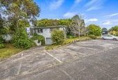 MORTGAGEE SALE, 949m2 section, Positioned next door to Stanmore Bay School, Previously consented and operated as an educational training facility for a number of years, the layout comprises multiple office spaces, a large open-plan area, kitchen facilities and two separate toilets, 32 Waiora Road, Stanmore Bay, Auckland