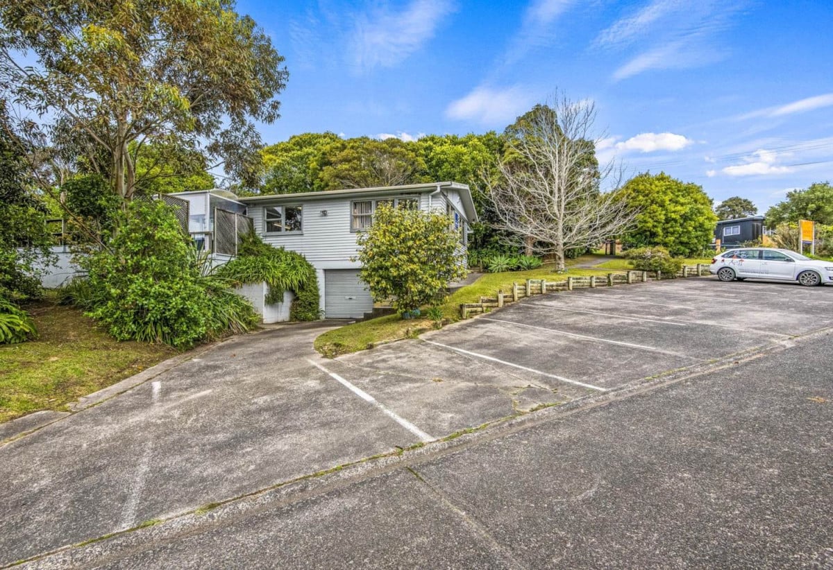 MORTGAGEE SALE, 949m2 section, Positioned next door to Stanmore Bay School, Previously consented and operated as an educational training facility for a number of years, the layout comprises multiple office spaces, a large open-plan area, kitchen facilities and two separate toilets, 32 Waiora Road, Stanmore Bay, Auckland