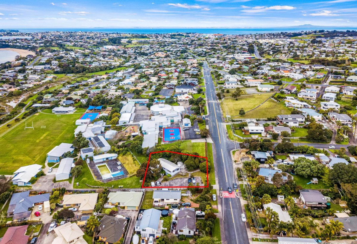 MORTGAGEE SALE, 949m2 section, Positioned next door to Stanmore Bay School, Previously consented and operated as an educational training facility for a number of years, the layout comprises multiple office spaces, a large open-plan area, kitchen facilities and two separate toilets, 32 Waiora Road, Stanmore Bay, Auckland