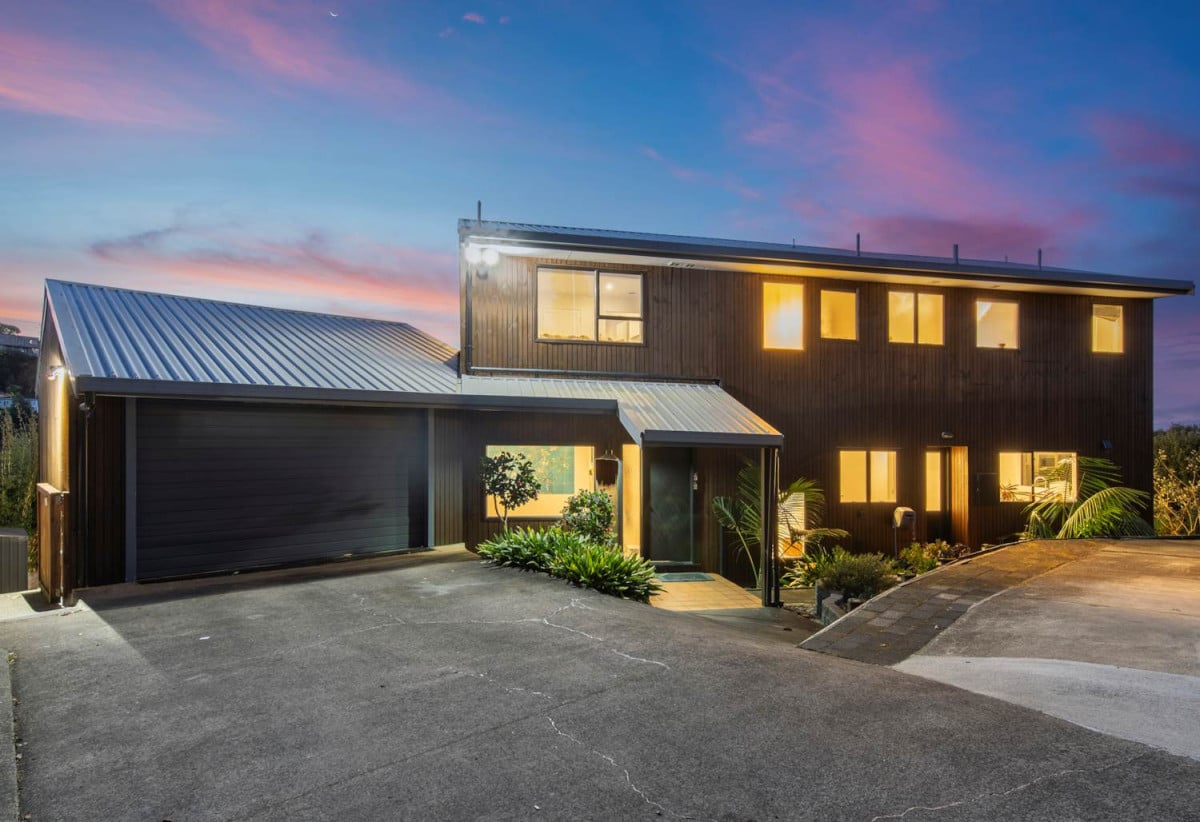 1030m2 section, Elegant Living, Sea Views & Rangitoto Zones, 6 beds (1 ensuite) + study 3.5 baths house with garage and swimming pool, A supersized entertaining lounge on the lower level, along with its own bathroom and two generous bedrooms, provides exceptional flexibility. 32 Bellbird Rise, Murrays Bay, Auckland