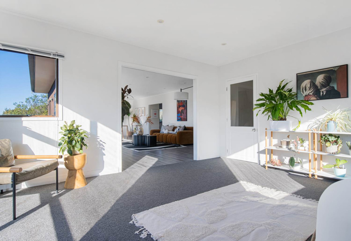 1030m2 section, Elegant Living, Sea Views & Rangitoto Zones, 6 beds (1 ensuite) + study 3.5 baths house with garage and swimming pool, A supersized entertaining lounge on the lower level, along with its own bathroom and two generous bedrooms, provides exceptional flexibility. 32 Bellbird Rise, Murrays Bay, Auckland