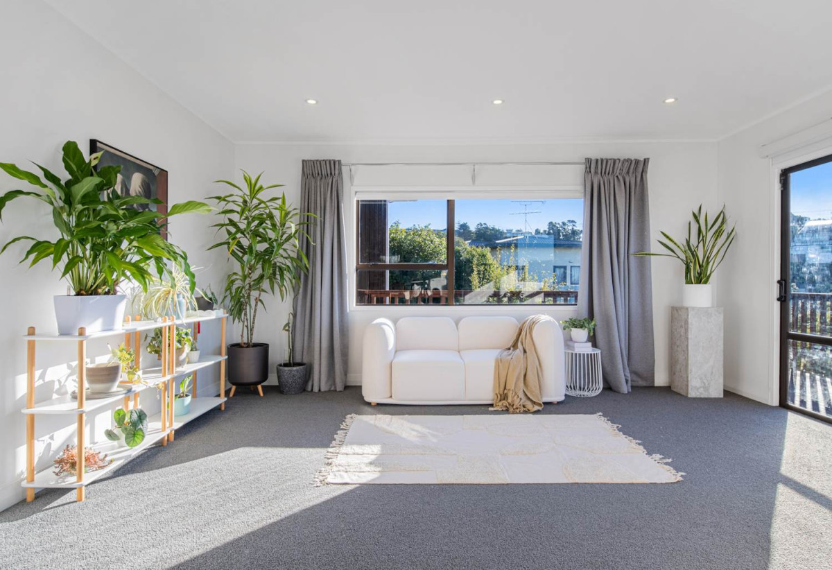 1030m2 section, Elegant Living, Sea Views & Rangitoto Zones, 6 beds (1 ensuite) + study 3.5 baths house with garage and swimming pool, A supersized entertaining lounge on the lower level, along with its own bathroom and two generous bedrooms, provides exceptional flexibility. 32 Bellbird Rise, Murrays Bay, Auckland