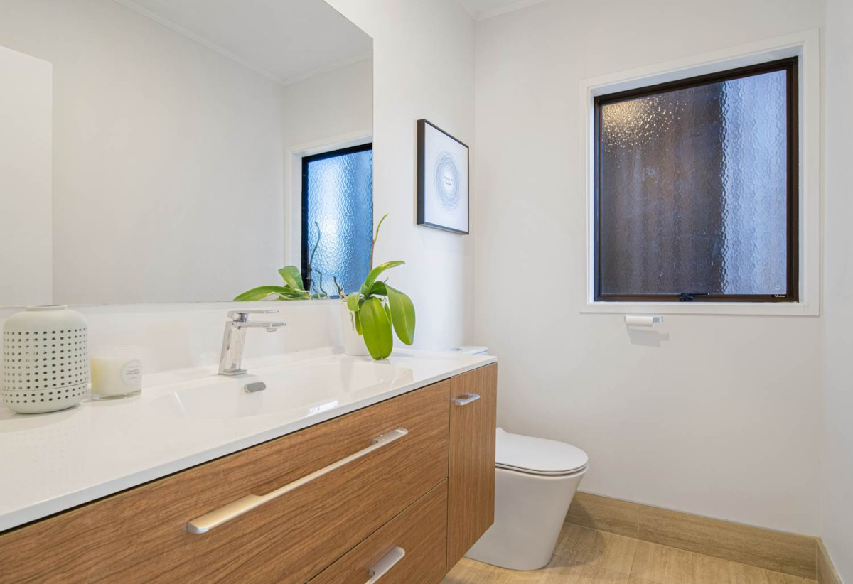 1030m2 section, Elegant Living, Sea Views & Rangitoto Zones, 6 beds (1 ensuite) + study 3.5 baths house with garage and swimming pool, A supersized entertaining lounge on the lower level, along with its own bathroom and two generous bedrooms, provides exceptional flexibility. 32 Bellbird Rise, Murrays Bay, Auckland