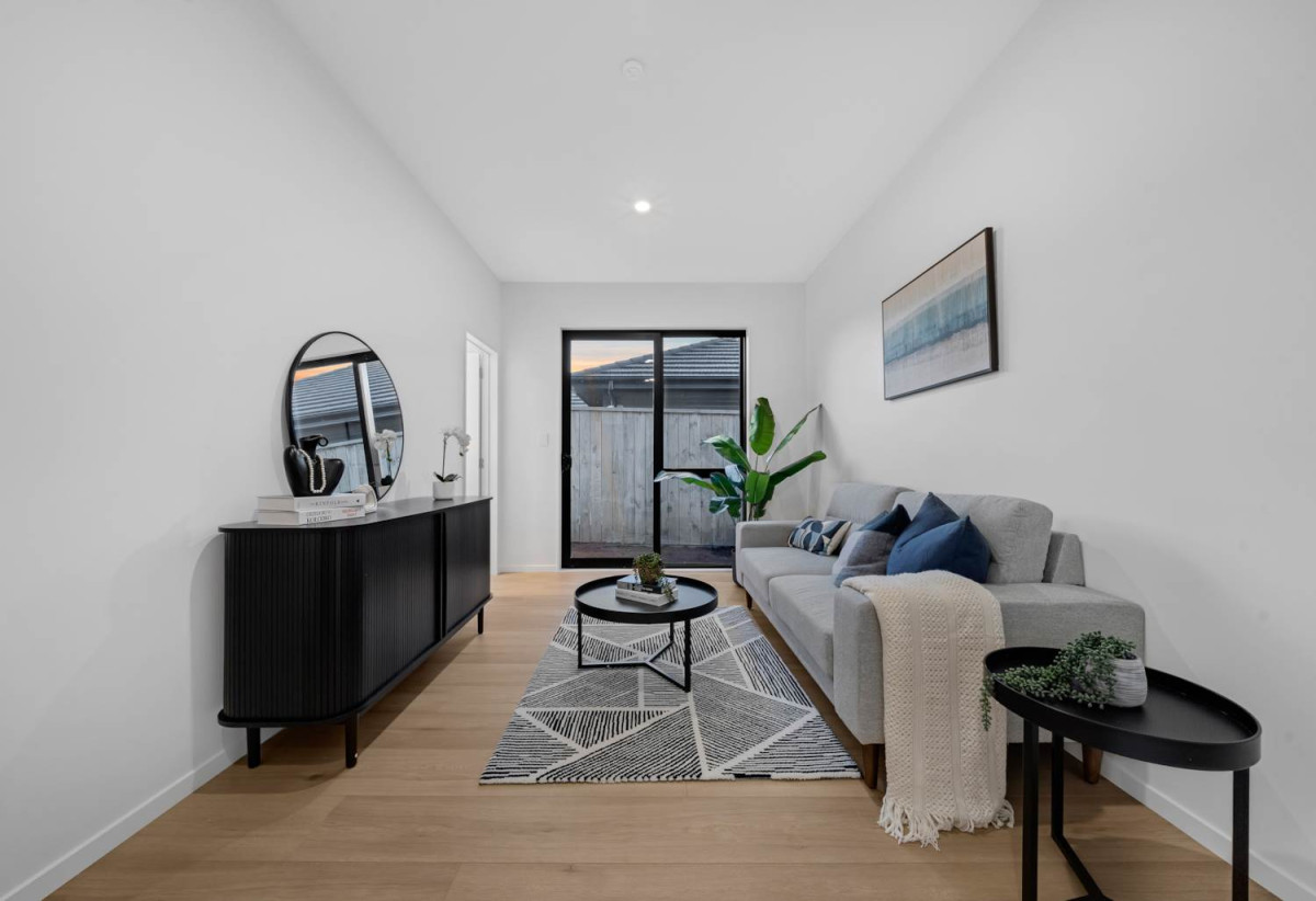 897m2 Section, 3 kitchens, Brandnew Brick and tile 5 beds (1 ensuite) 3 baths house with double garage and 2 beds granny, 4 Titchmarsh Lane, Pokeno