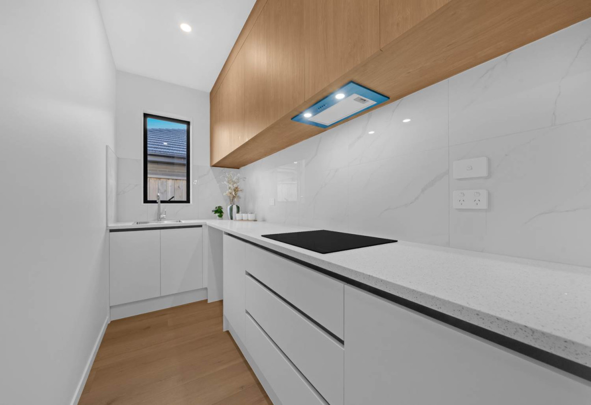897m2 Section, 3 kitchens, Brandnew Brick and tile 5 beds (1 ensuite) 3 baths house with double garage and 2 beds granny, 4 Titchmarsh Lane, Pokeno