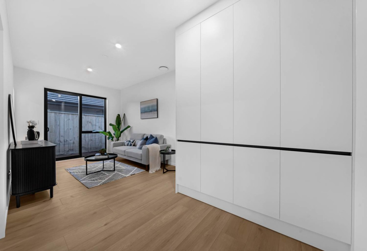 897m2 Section, 3 kitchens, Brandnew Brick and tile 5 beds (1 ensuite) 3 baths house with double garage and 2 beds granny, 4 Titchmarsh Lane, Pokeno
