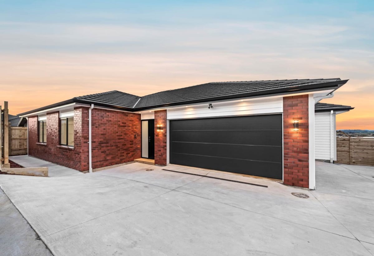 897m2 Section, 3 kitchens, Brandnew Brick and tile 5 beds (1 ensuite) 3 baths house with double garage and 2 beds granny, 4 Titchmarsh Lane, Pokeno