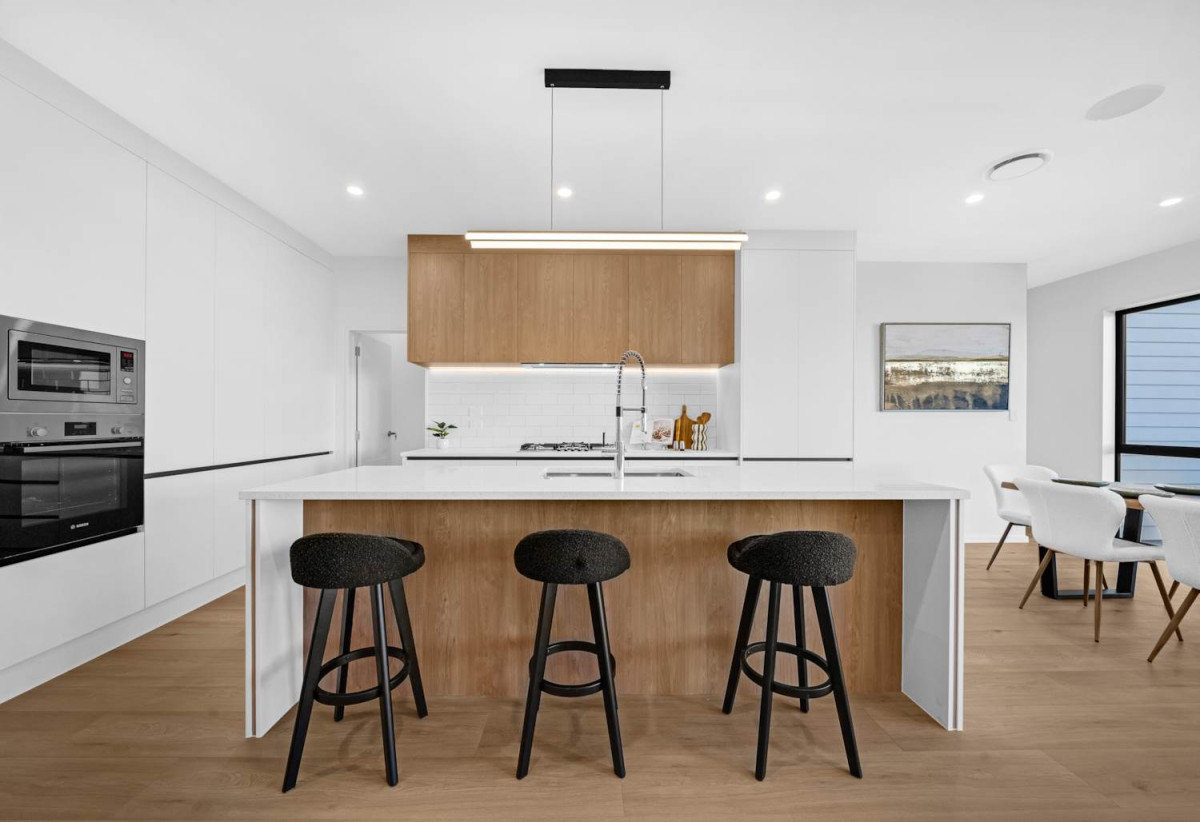 897m2 Section, 3 kitchens, Brandnew Brick and tile 5 beds (1 ensuite) 3 baths house with double garage and 2 beds granny, 4 Titchmarsh Lane, Pokeno