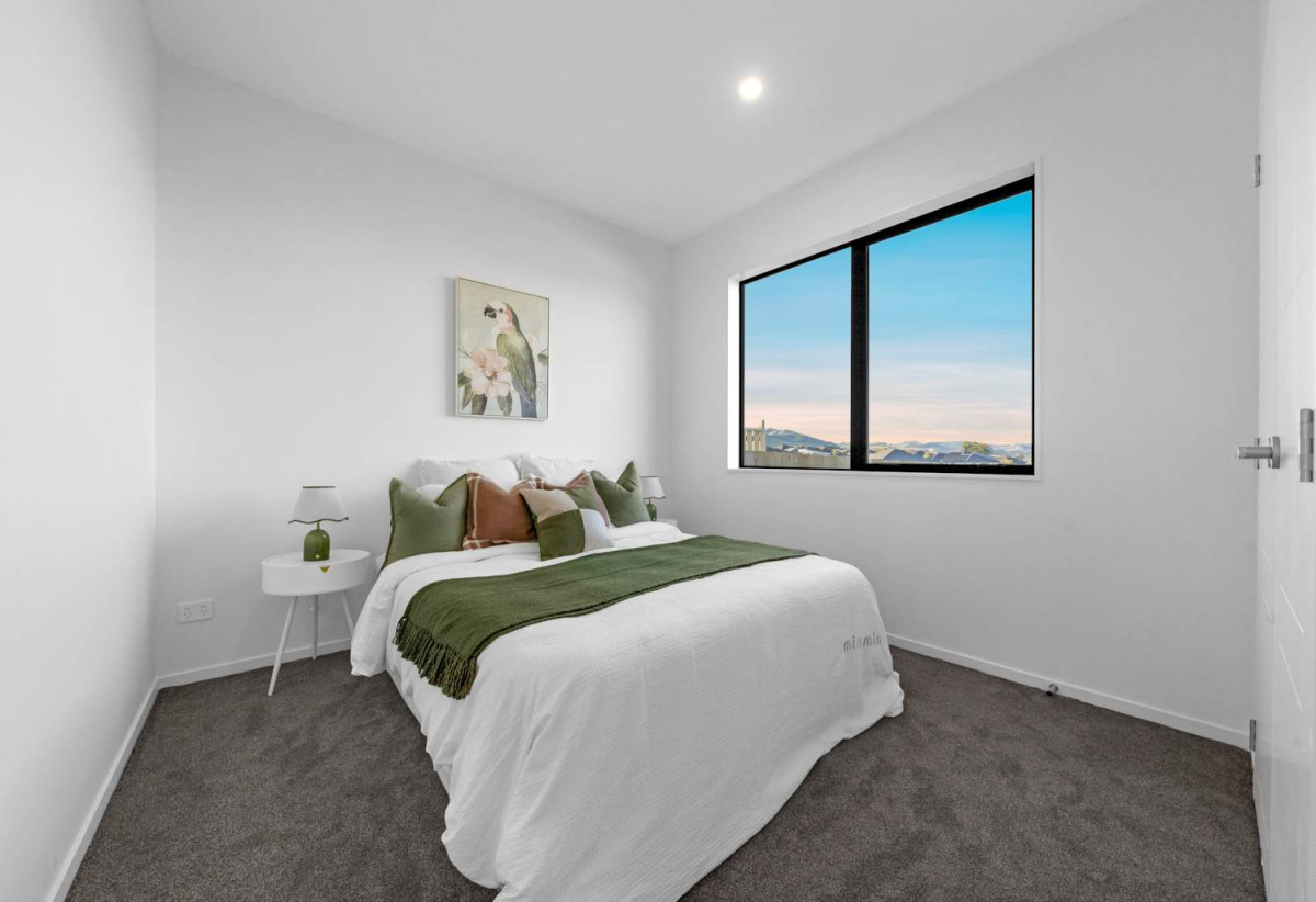 897m2 Section, 3 kitchens, Brandnew Brick and tile 5 beds (1 ensuite) 3 baths house with double garage and 2 beds granny, 4 Titchmarsh Lane, Pokeno