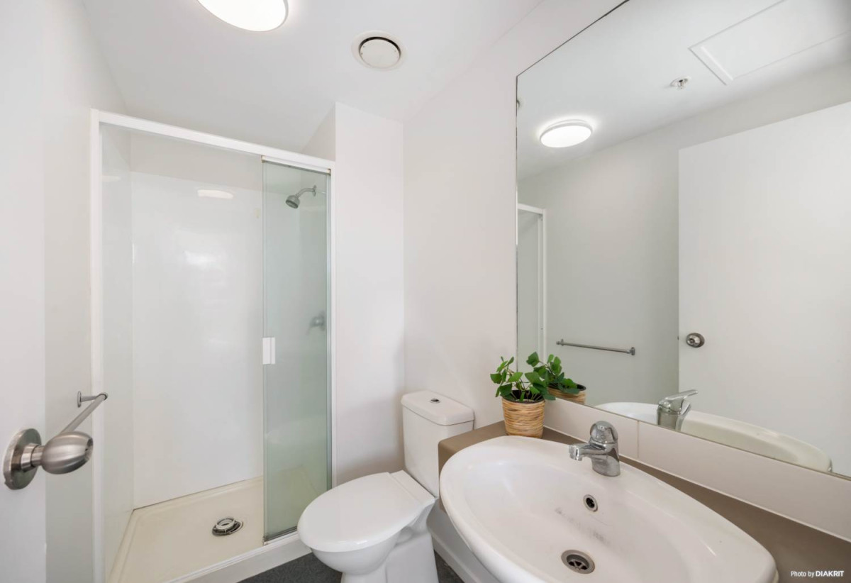 Double Grammar school zone, Freehold 1 bed (1 ensuite) 2 baths apartment, 39sqm with a well-size formal lounge, Both the lounge and bedrooms have floor-to-ceiling windows, Furniture package is included, move-in ready, 1.1 km to Auckland Girls’ Grammar School, 1.6 km to Auckland Grammar, 1110/85 Wakefield Street, City Centre, Auckland