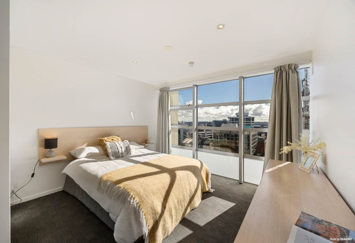 Double Grammar school zone, Freehold 1 bed (1 ensuite) 2 baths apartment, 39sqm with a well-size formal lounge, Both the lounge and bedrooms have floor-to-ceiling windows, Furniture package is included, move-in ready, 1.1 km to Auckland Girls’ Grammar School, 1.6 km to Auckland Grammar, 1110/85 Wakefield Street, City Centre, Auckland