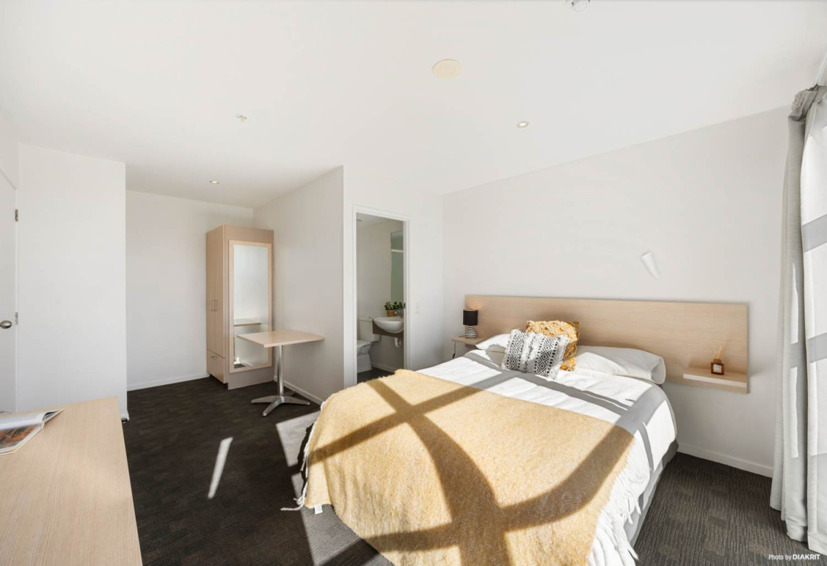 Double Grammar school zone, Freehold 1 bed (1 ensuite) 2 baths apartment, 39sqm with a well-size formal lounge, Both the lounge and bedrooms have floor-to-ceiling windows, Furniture package is included, move-in ready, 1.1 km to Auckland Girls’ Grammar School, 1.6 km to Auckland Grammar, 1110/85 Wakefield Street, City Centre, Auckland