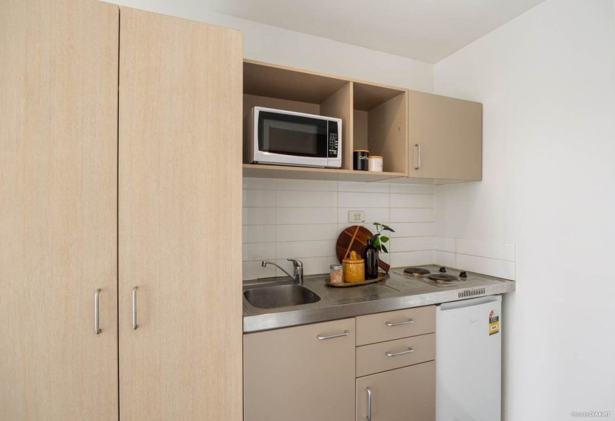 Double Grammar school zone, Freehold 1 bed (1 ensuite) 2 baths apartment, 39sqm with a well-size formal lounge, Both the lounge and bedrooms have floor-to-ceiling windows, Furniture package is included, move-in ready, 1.1 km to Auckland Girls’ Grammar School, 1.6 km to Auckland Grammar, 1110/85 Wakefield Street, City Centre, Auckland