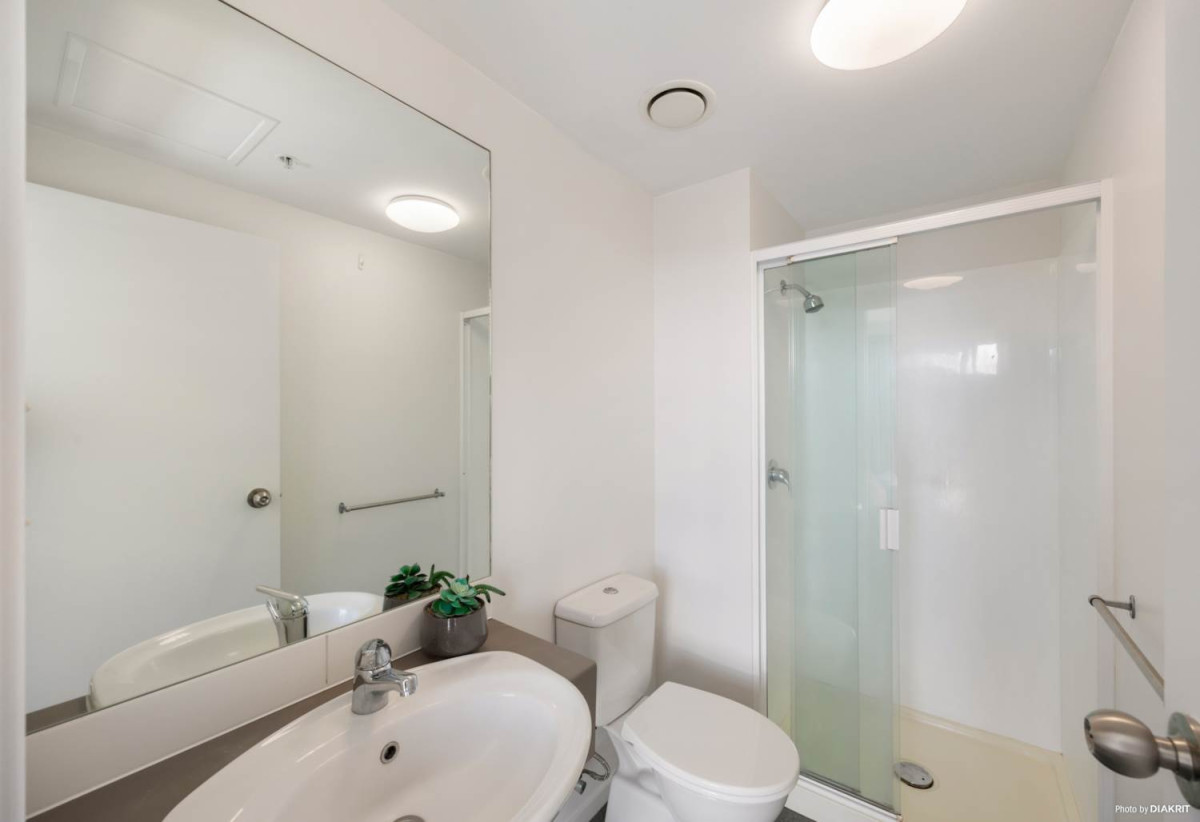 Double Grammar school zone, Freehold 1 bed (1 ensuite) 2 baths apartment, 39sqm with a well-size formal lounge, Both the lounge and bedrooms have floor-to-ceiling windows, Furniture package is included, move-in ready, 1.1 km to Auckland Girls’ Grammar School, 1.6 km to Auckland Grammar, 1110/85 Wakefield Street, City Centre, Auckland
