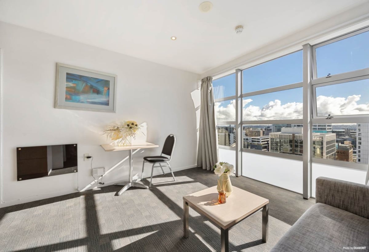 Double Grammar school zone, Freehold 1 bed (1 ensuite) 2 baths apartment, 39sqm with a well-size formal lounge, Both the lounge and bedrooms have floor-to-ceiling windows, Furniture package is included, move-in ready, 1.1 km to Auckland Girls’ Grammar School, 1.6 km to Auckland Grammar, 1110/85 Wakefield Street, City Centre, Auckland