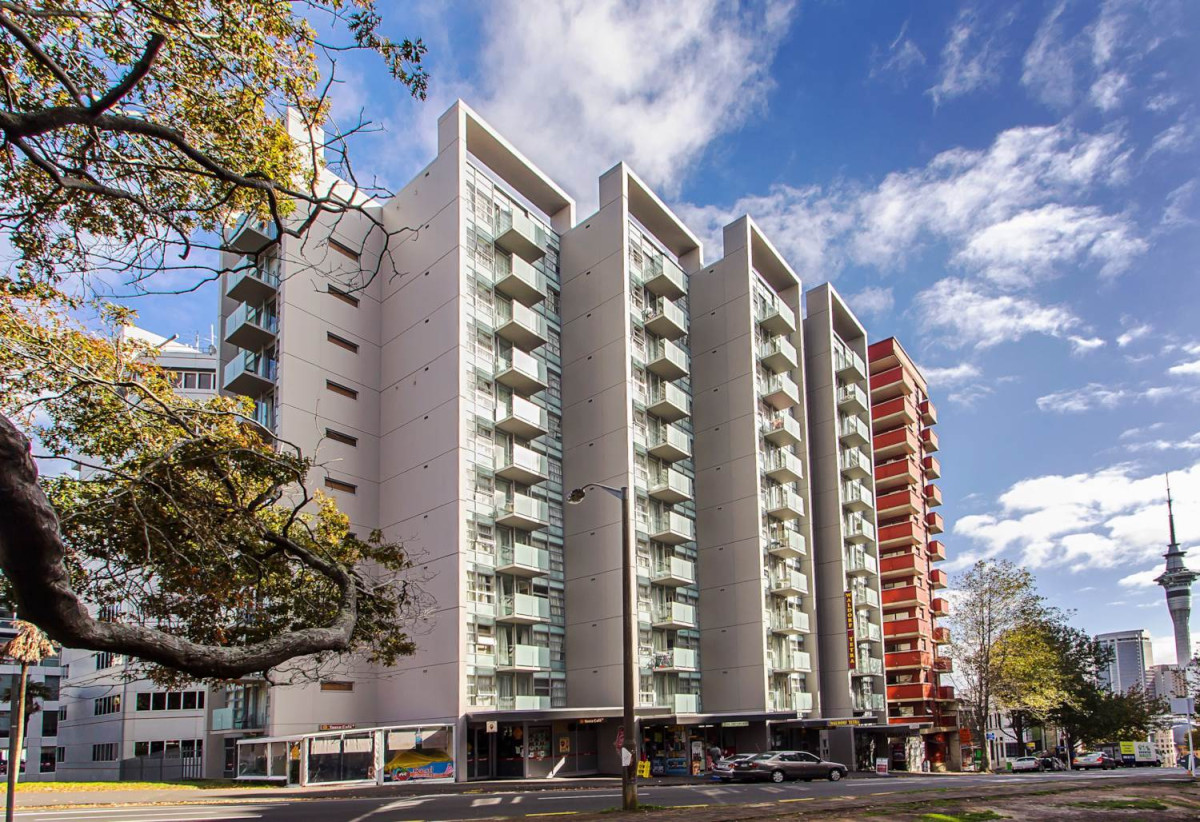 Double Grammar school zone, Freehold 1 bed (1 ensuite) 2 baths apartment, 39sqm with a well-size formal lounge, Both the lounge and bedrooms have floor-to-ceiling windows, Furniture package is included, move-in ready, 1.1 km to Auckland Girls’ Grammar School, 1.6 km to Auckland Grammar, 1110/85 Wakefield Street, City Centre, Auckland