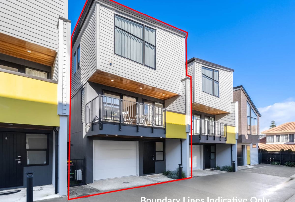 Double Grammar school zone, Standalone 3 beds (2 ensuites) 3 baths home with garage, 1 ensuite ground floor, 0.8 km to Epsom Girls’ Grammar School, 1.6 km to Auckland Grammar, 6/26 Epsom Avenue, Epsom, Auckland